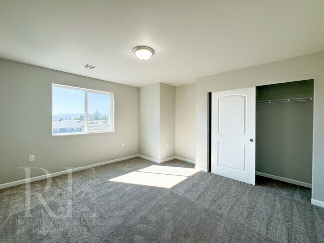 Building Photo - SUPERSIZED 5-Bd HOME