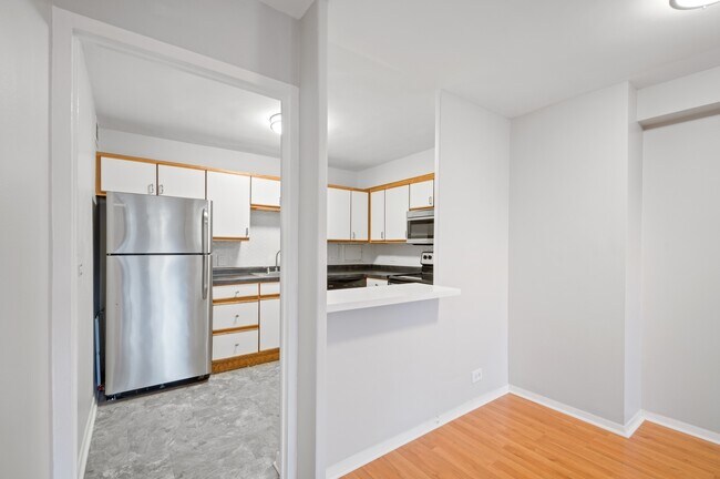 Building Photo - 555 W Cornelia Ave