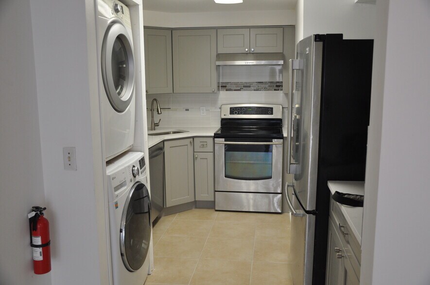 Building Photo - 99 Teaneck Rd