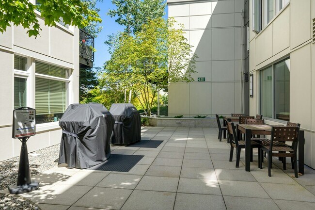 Building Photo - Roomy Townhouse in Downtown Burien, Excellent Walkable location!