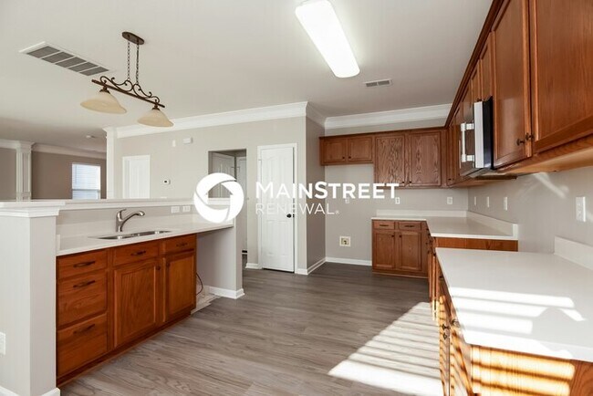 Building Photo - 4 Bedroom Pet-Friendly Home in Charlotte, NC with Main Street Renewal