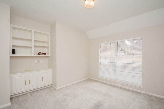 Building Photo - 10 Heathstone Pl