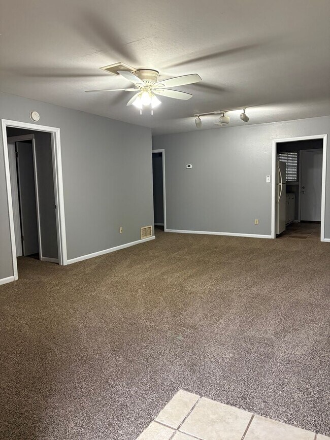 Building Photo - 3bed/1.5 Bath Duplex Astoria Park