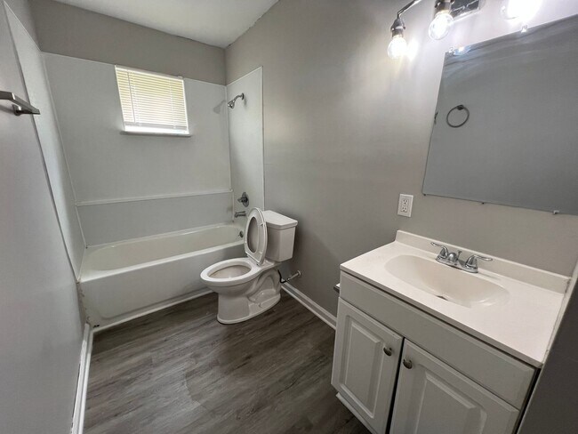 Building Photo - East Ridge Apartments - Remodeled 2 bedroom unit