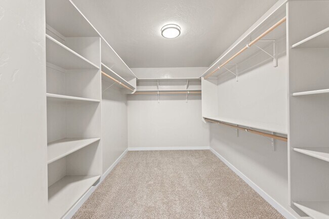 Building Photo - 5 Bedroom 2.5 Bath FOUR CAR GARAGE Eagle, ...