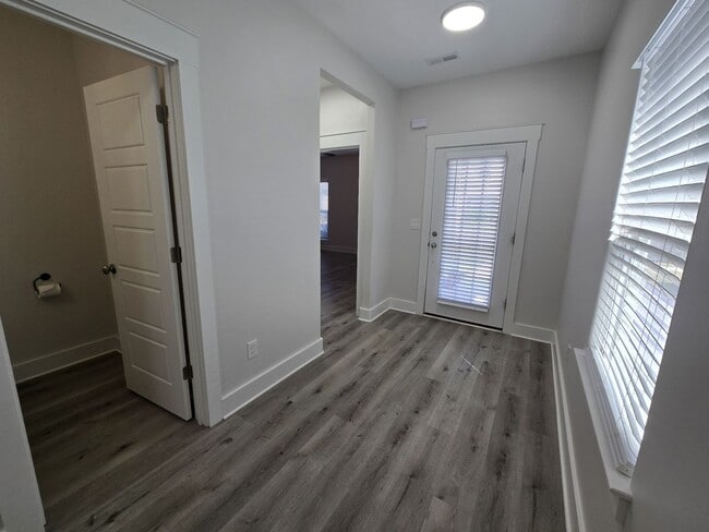 Building Photo - End Unit 3/3.5 Townhome w/ Community Pool!