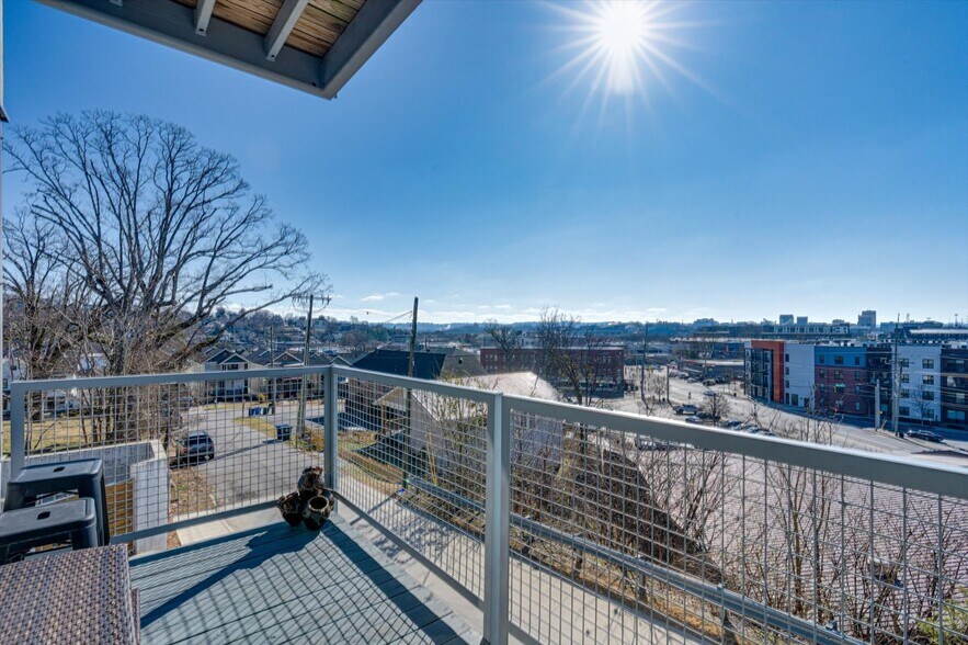 Building Photo - 411 Fairpoint St