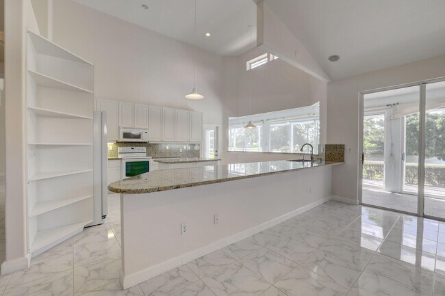 Building Photo - 8028 Plantation Lakes Dr