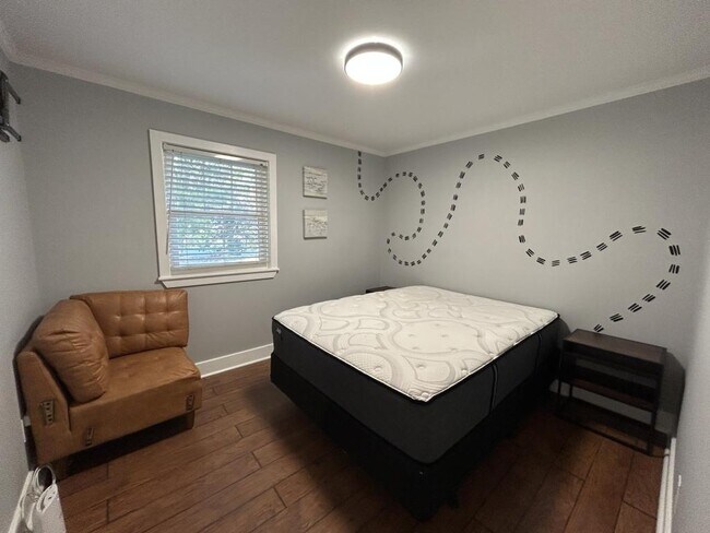 Building Photo - 405 Kingston Rd