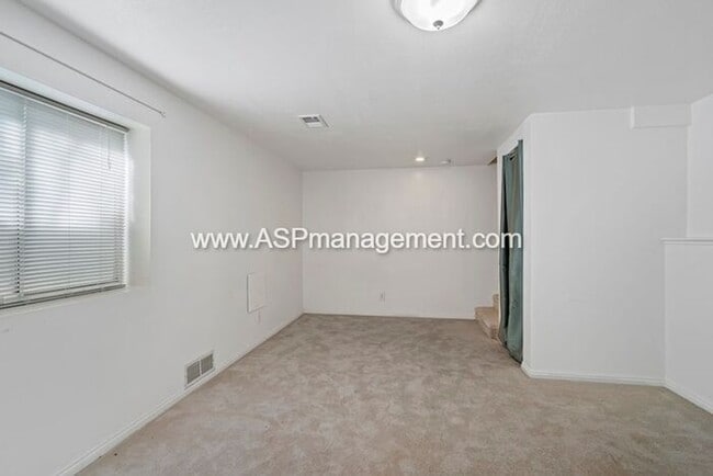 Building Photo - SANDY BEAUTIFUL 5 BED 3 BATH FAMILY HOME