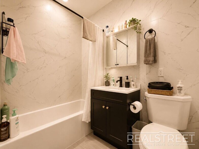 Building Photo - Top Floor 2 Bed in Renovated Brownstone with Washer/Dryer, Split AC & Tall Ceilings