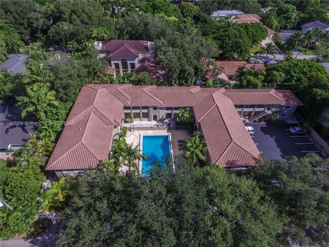Primary Photo - 125 Edgewater Dr