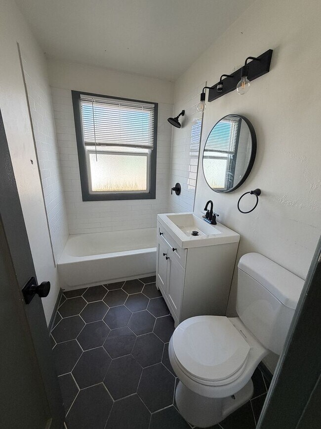 Building Photo - Newly remodeled one bedroom apartment