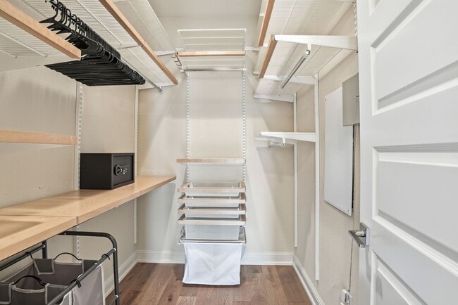 Building Photo - Gorgeous 2 Bed, 2.5 Bath Townhome in Exclusive Reflection Community!