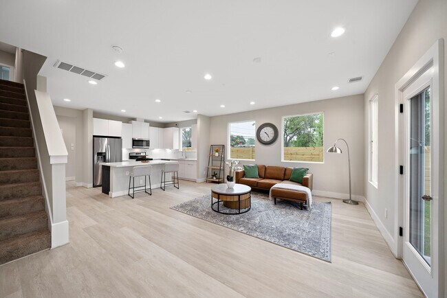 Building Photo - 8670 Easthaven Blvd