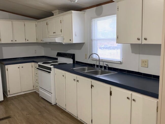 Building Photo - Available Now! 3 bed 2 bathroom