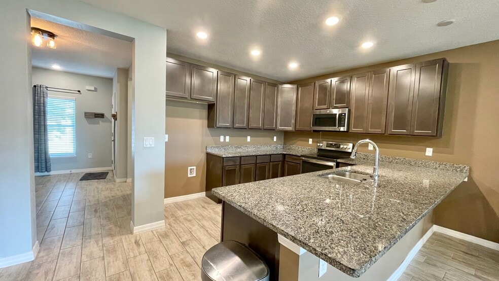 Building Photo - 301 Primrose Dr
