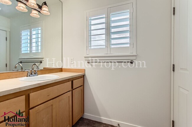 Building Photo - Wonderful 3 Bed 3 Bath Townhouse in  Hillsboro!