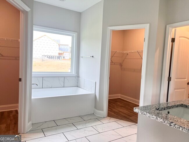 Building Photo - 8024 English Ivy Ct