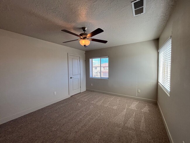 Building Photo - SPACIOUS TOWNHOME FOR RENT!