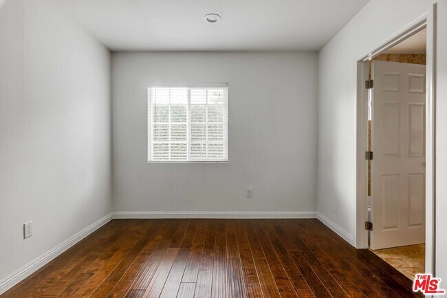 Building Photo - 4848 Oakwood Ave