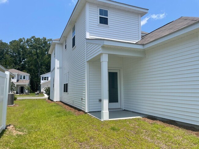 Building Photo - 3 BR Home in River Oaks!