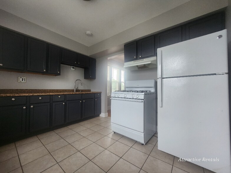 Building Photo - 9909 S Charles St