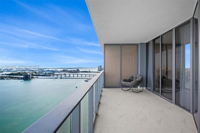 Building Photo - 700 NE 24th St