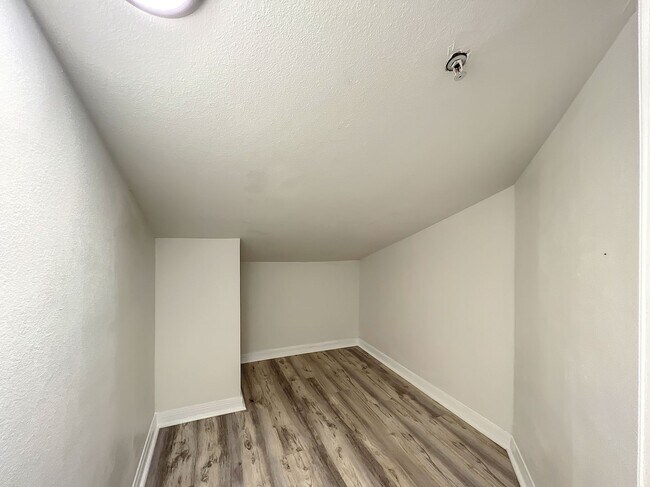 Building Photo - 696 Seabrook Ct