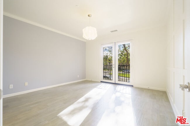 Building Photo - 73 City Stroll