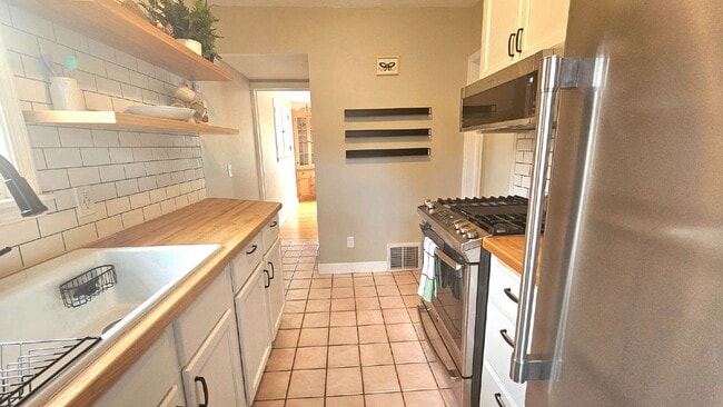 Building Photo - "Charming 3-Bed Oasis in Minneapolis – Spacious 1802 Sq Ft with 2 Full Baths!"