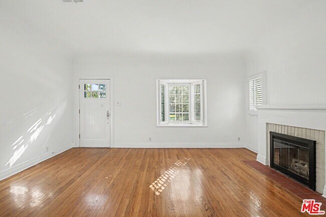 Building Photo - 10543 Almayo Ave