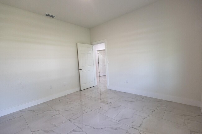Building Photo - 2149 SW Susset Ln