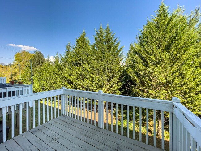 Building Photo - Spacious Three-Bedroom Townhouse in West A...
