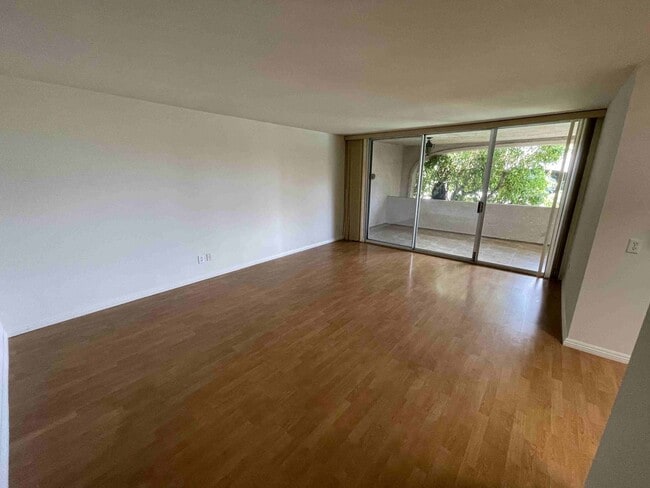 Building Photo - LARGE ENCINO SPA CONDO!