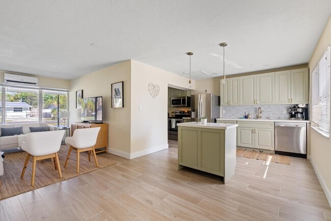 Building Photo - 20 NE 17th Ave