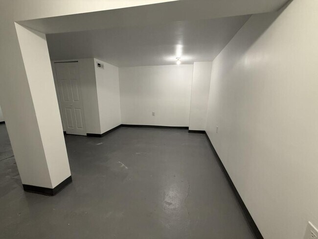 Building Photo - 5215 Ready Ave