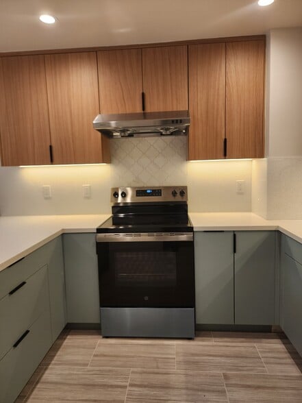 Stove - 475 18th Ave