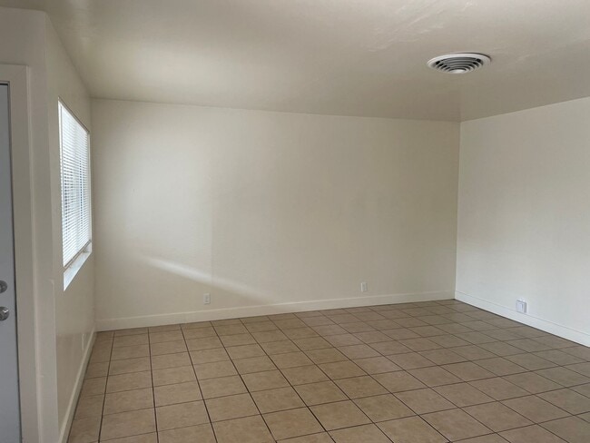 Building Photo - 1414 W Vassar Ave