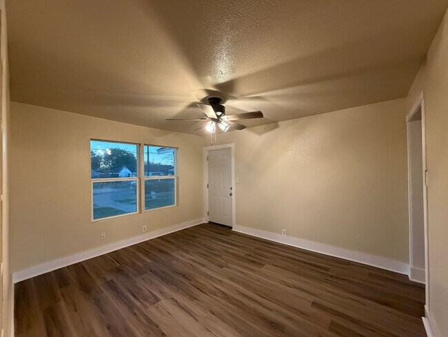 Building Photo - FIRST FLOOR UNIT WATER AND ELECTRICITY PAID!