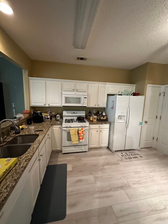 Building Photo - 4190 Royal Regency Cir NW