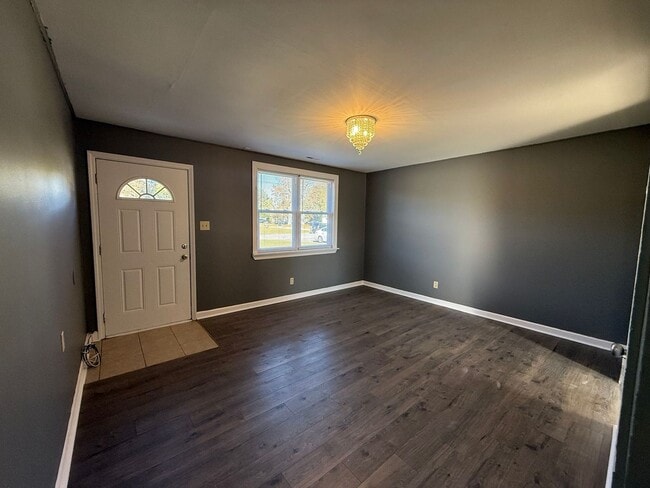 Building Photo - Nice 2 bedroom, 1 bath duplex