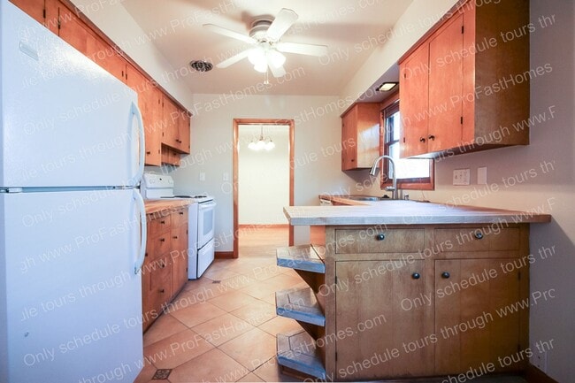 Building Photo - 2714 SE 48th Av