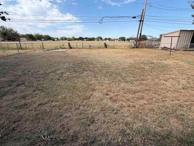Building Photo - 115 E Garden Dr