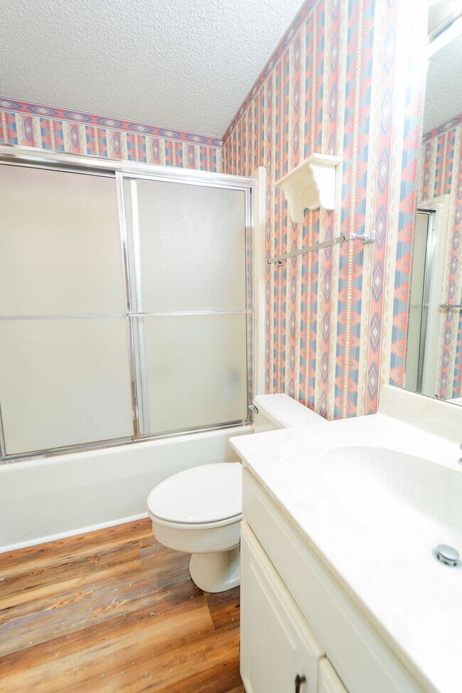 Building Photo - This newly remodeled house is the perfect cozy place to call home. It is 2 bed, 1.5 bath and pet ...