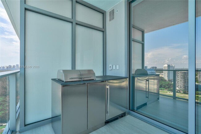 Building Photo - 2411 Laguna Cir