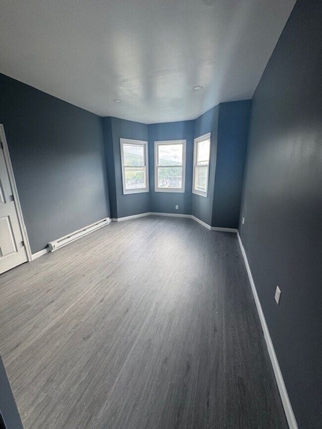 Building Photo - 116 E Ridge St