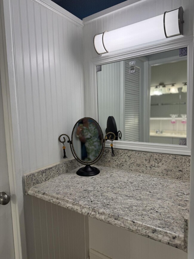 Building Photo - 1310 NE 14th Ct