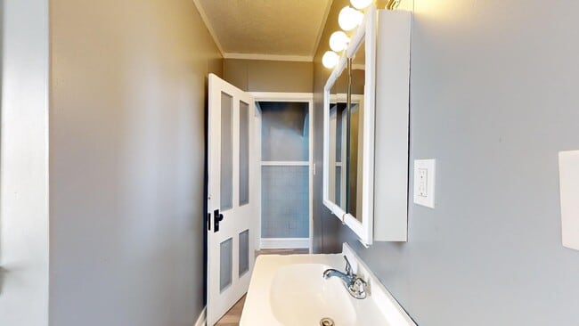 Building Photo - ** AVAILABLE OCTOBER 2025 *** Old Brooklyn...
