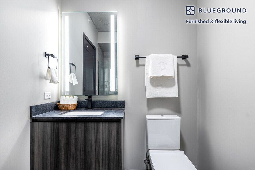 Building Photo - 939 W Washington Blvd